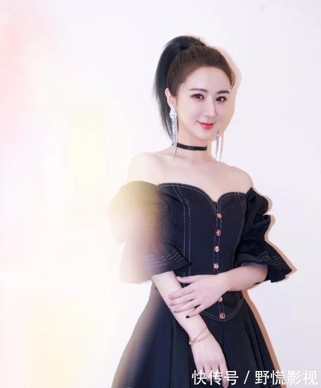 薇婭在綜藝節(jié)目中素顏出鏡，有許多網(wǎng)民表明不像一個人啊