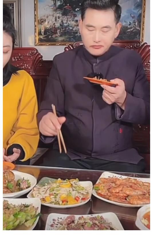 大衣哥晚飯?zhí)S盛，混好了卻不忘初心！