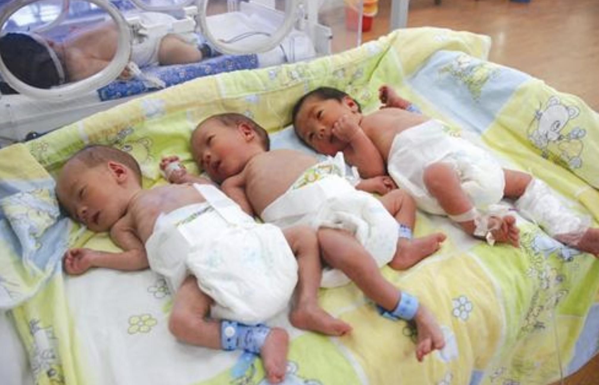 双胞胎|孕妈生下男娃后,过了6天又产下双胞胎,网友:人生赢家