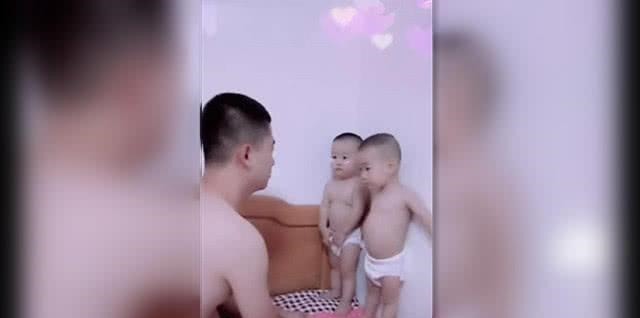 儿子们|双胞胎宝宝打架被爸教育,但威慑力似乎不够,妈妈一进来场面失控