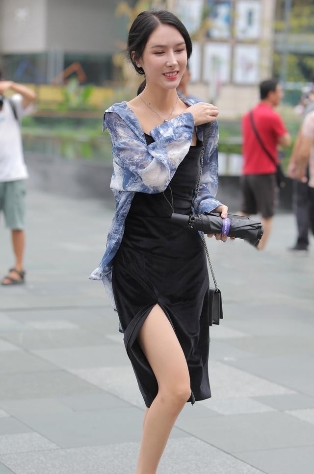 街拍嫩黄色非常显眼好看,把小姐姐的皮肤衬托得白里透红