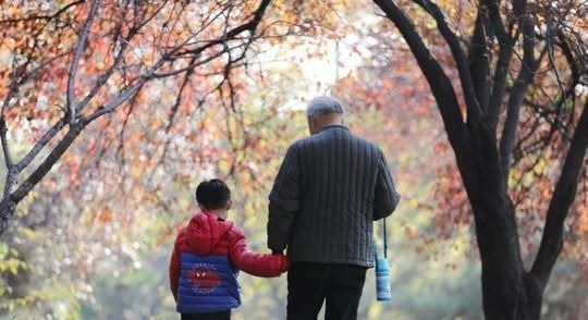 服务员|孩子生气打翻面条,服务员想收拾,奶奶接下来的话,让人肃然起敬