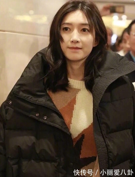 白富美|江疏影颜值真抗打,穿黑色羽绒服简约又甜美,素颜简直像漫画女主