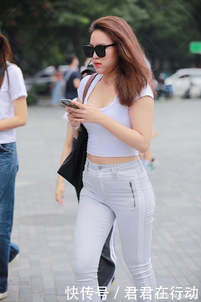 修身裤|白色圆领露肚脐短袖搭配同色修身裤,简单时尚,清新自然