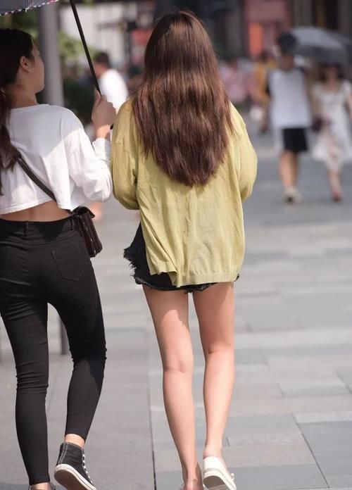 街拍：牛仔裤的花式搭配，有活力也很显身姿