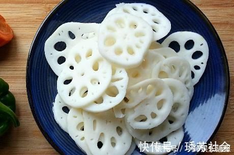 脆爽|炒莲藕一下锅就发黑?老师傅:教你1招,藕片白净不发黑,更爽脆