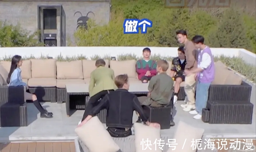 节目|何炅忙着照顾新人,赵丽颖“被拒百米之远”,这档综艺有多尴尬?