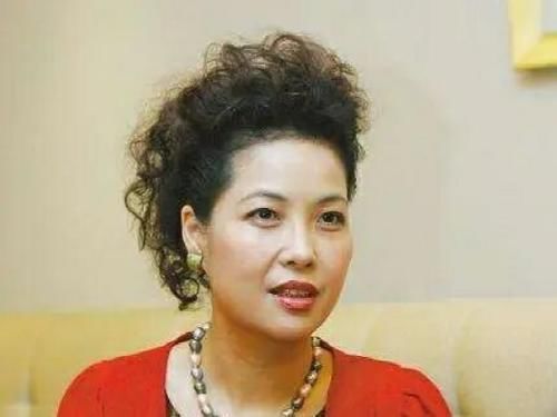 82岁李双江携娇妻聚餐,55岁梦鸽饭桌开心