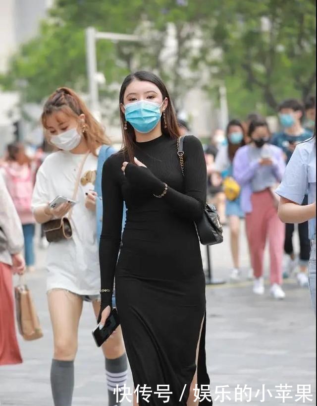  连衣裙|纯黑针织开叉连衣裙的穿搭，彰显她那如空谷幽兰般的优雅高贵