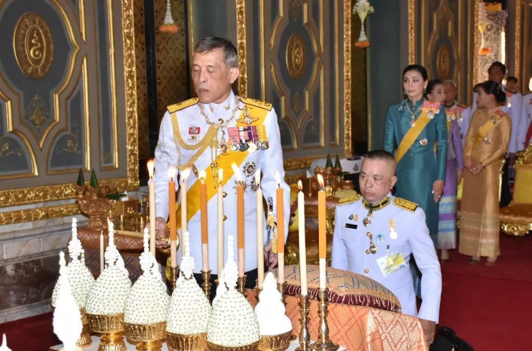 不愧|泰国贵妃被废除后，王后首次出现面不改色，不愧是见过世面的人！