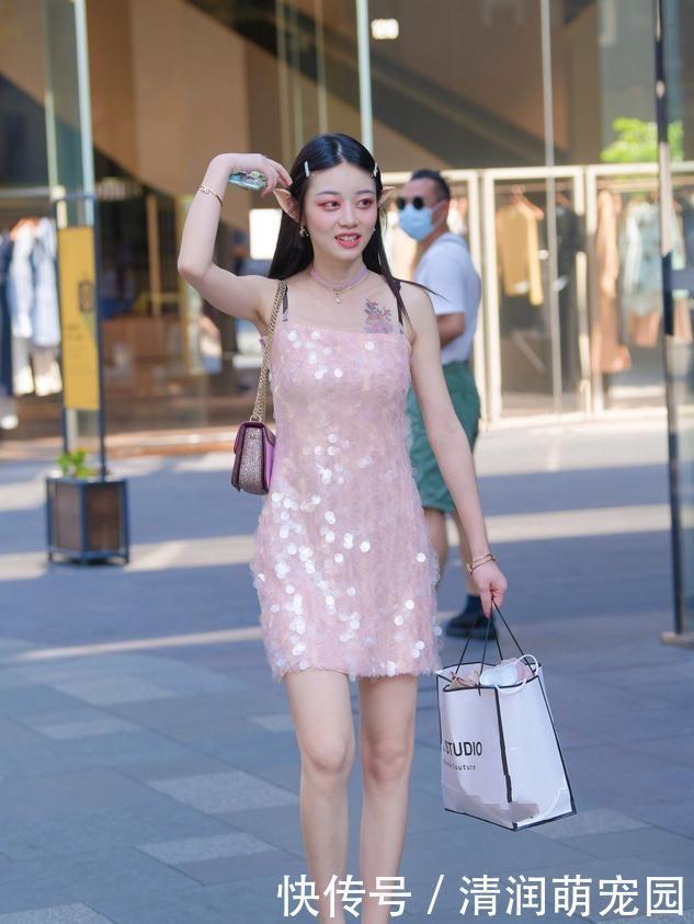 街头美女的“精灵”造型,穿“连衣裙”秀身材,展现不一样的魅力