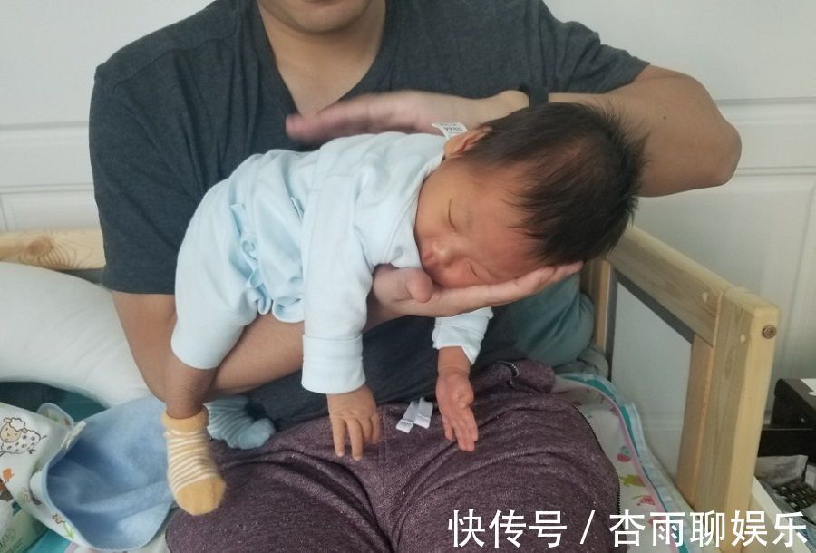 妈妈|1岁内宝宝大脑发育好不好，看他每个时期，是否达到这些标准