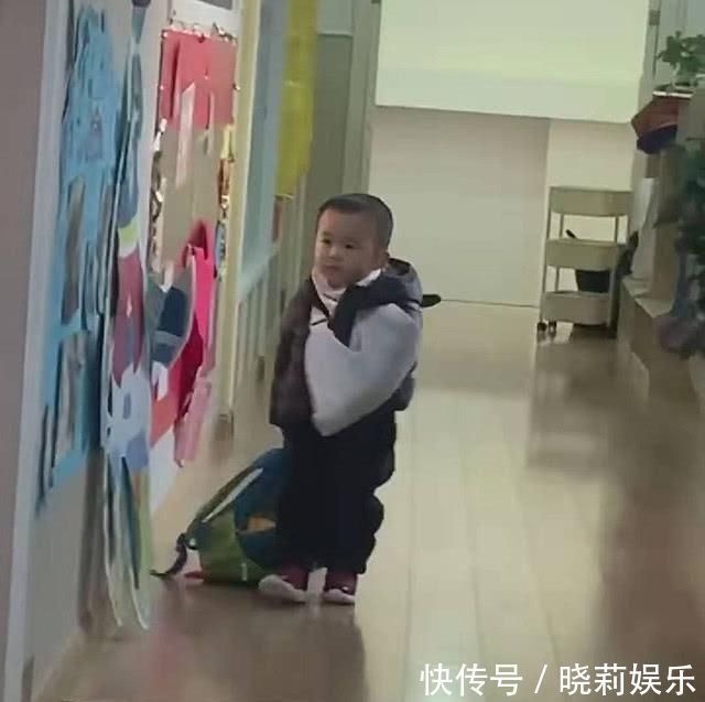 宝宝包扎着手臂上幼儿园,拖书包霸气走姿笑翻网友轻伤不下火线