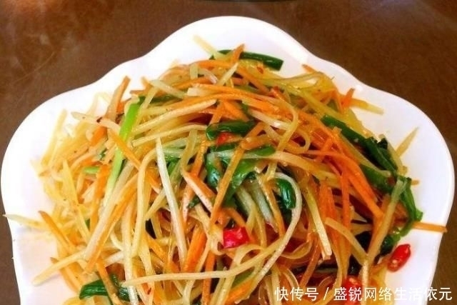 厨师|炒土豆丝万不可直接下锅,厨师会多加1步,土豆丝爽脆不粘锅!