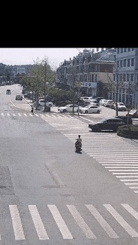 |搞笑GIF：为什么小时候一个包子就能解决问题， 长大了非要房子和车子解决呢？