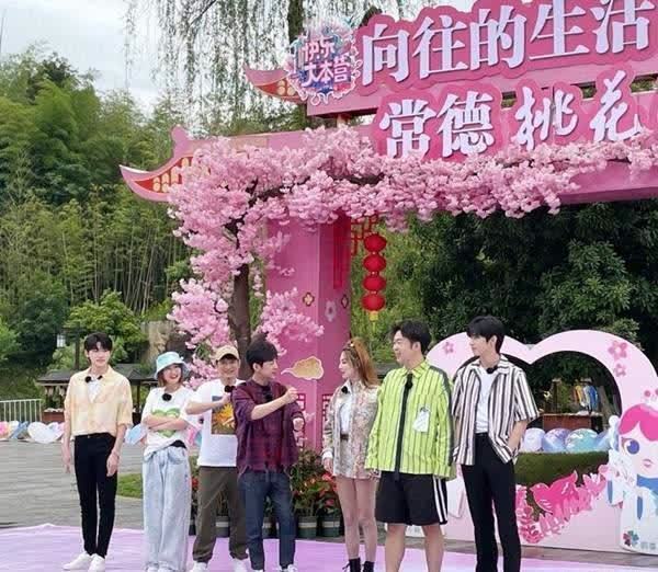 户外录制 快乐大本营户外录制,别人骑电车刘耀文蹬三轮,得知原因笑疯了