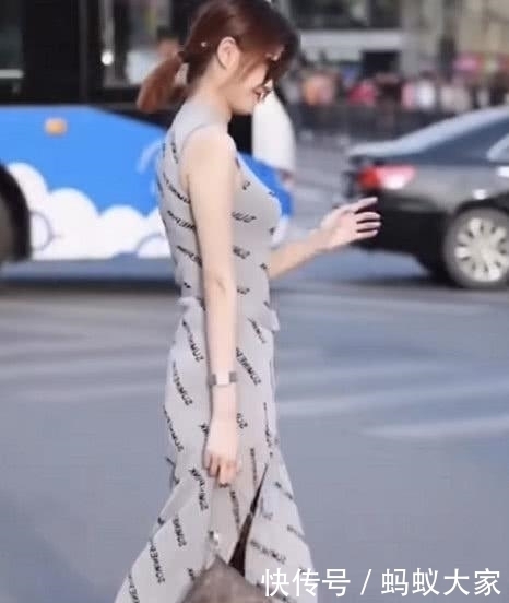 遍布|小姐姐真美!灰色裙子遍布字母,看到开叉设计时我魂都丢了!