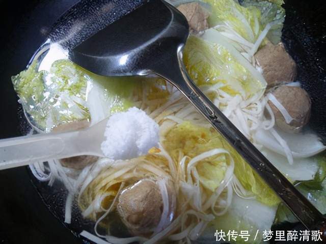  牛肉丸白菜面的家常做法，汤汁鲜浓味道美味，冬天来一碗超暖和