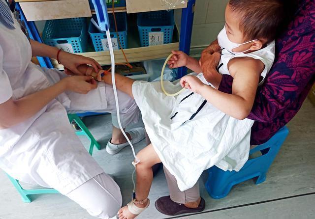 小女孩|农家小女孩得了白血病，刚治“好”就复发了，爸爸除了哭还是哭