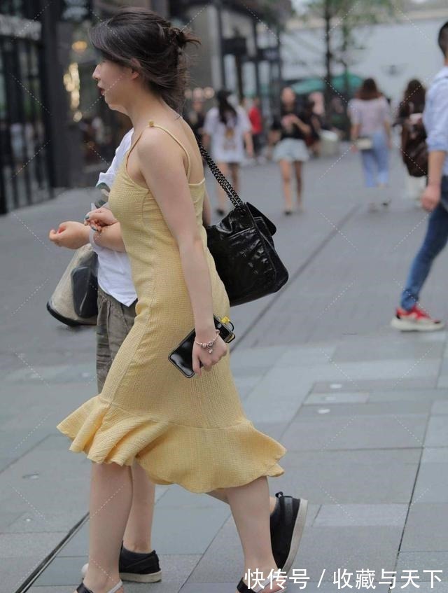 针织裙 简单大气的黄色针织裙,凸显自信的同时,更显皮肤白皙!