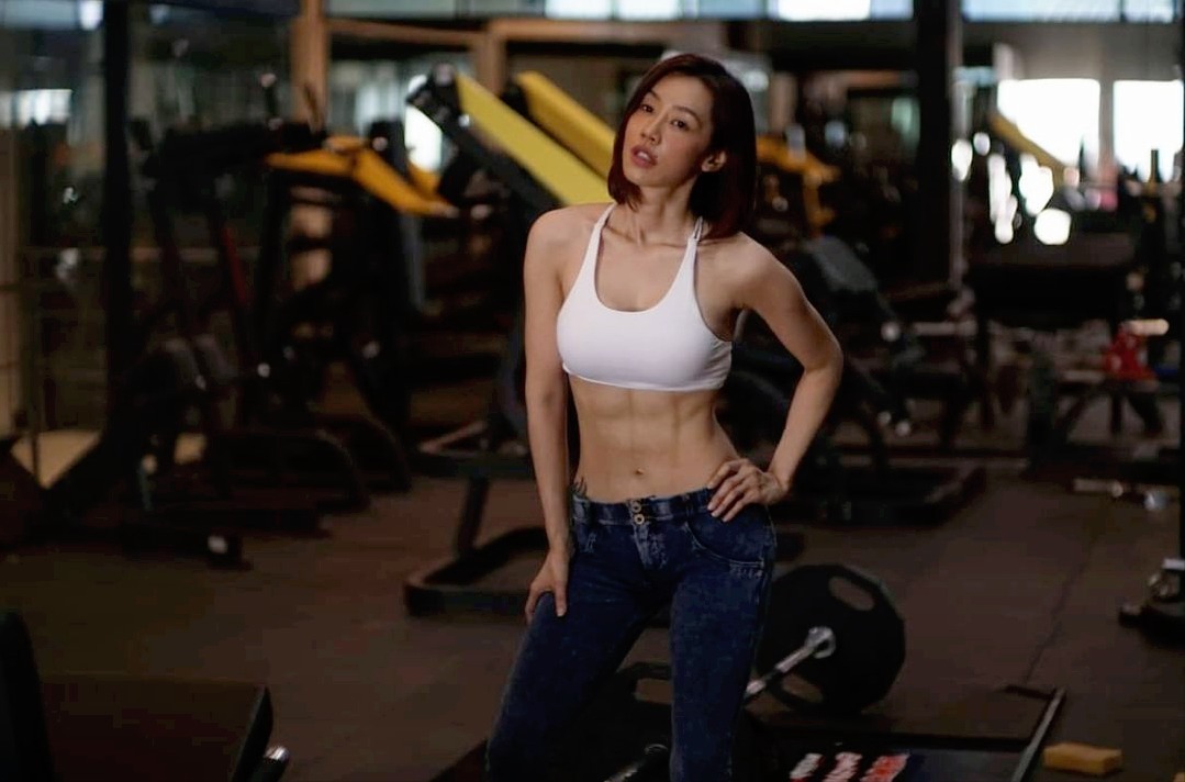 臀部|41岁泰国辣妈,拥有D罩杯腹肌翘臀性感迷人,满满少女感而爆红