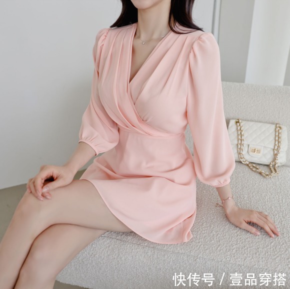 时尚|女神孙允珠时尚搭配：雨虹雅致淡粉柔情绸缎百褶裙