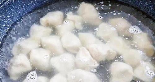  煮饺子水开才下锅大错特错，这1步做对了，饺子香嫩不破皮