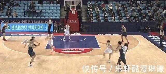 侵犯|广厦三少被广东球员侵犯,孙铭徽被垫脚,赵岩昊被打落两颗牙齿!