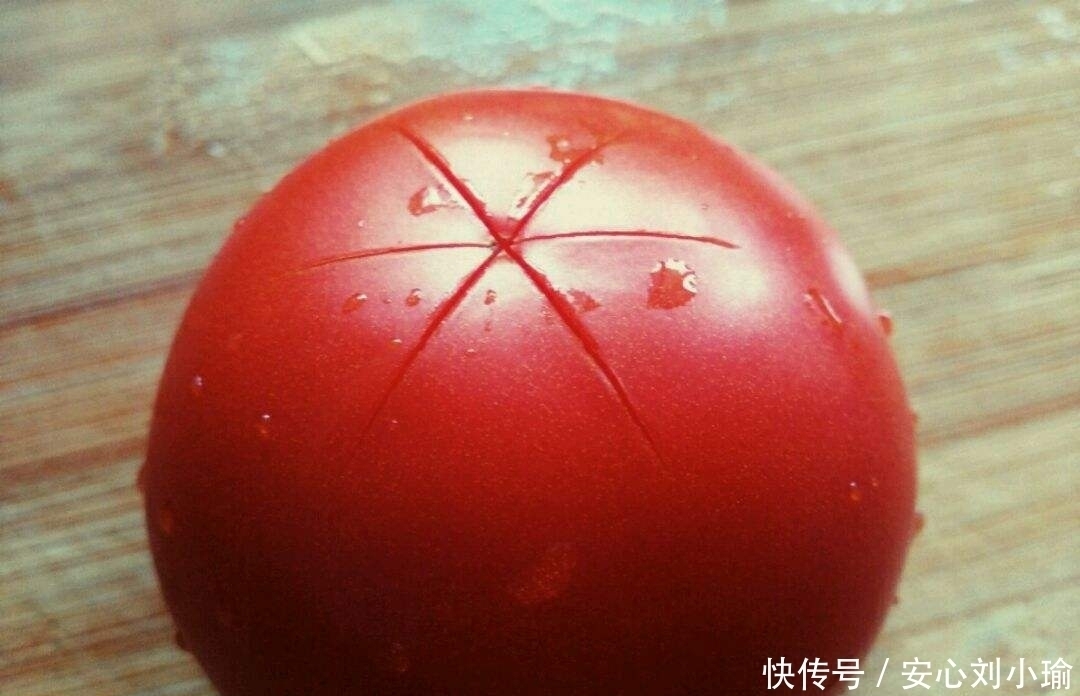 今天才发现,给西红柿去皮原来这么简单,不需要开水烫