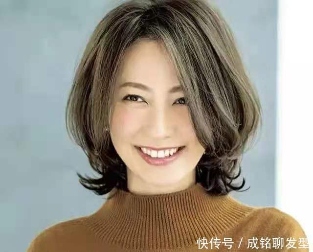  50岁女人最好放弃黑长直吧！这几位漂亮大妈精致短发，优雅又减龄