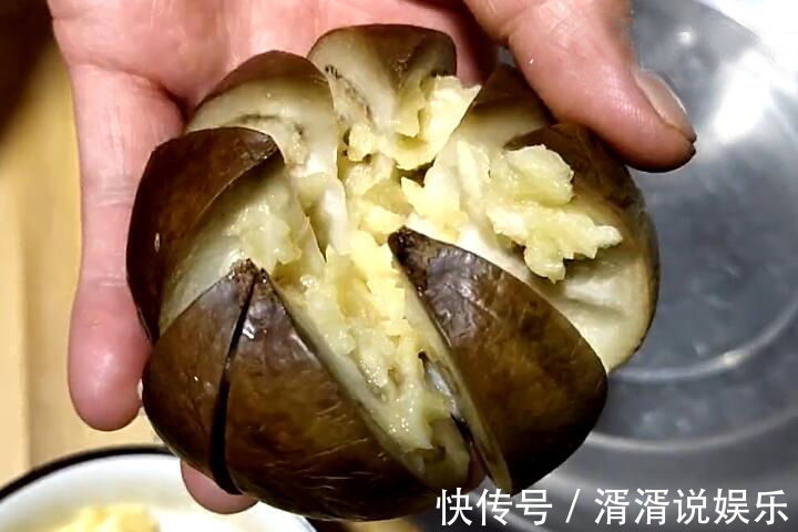 大妈|农村大妈在家腌茄子,酸甜可口,清香绵软,腌12斤能吃半年