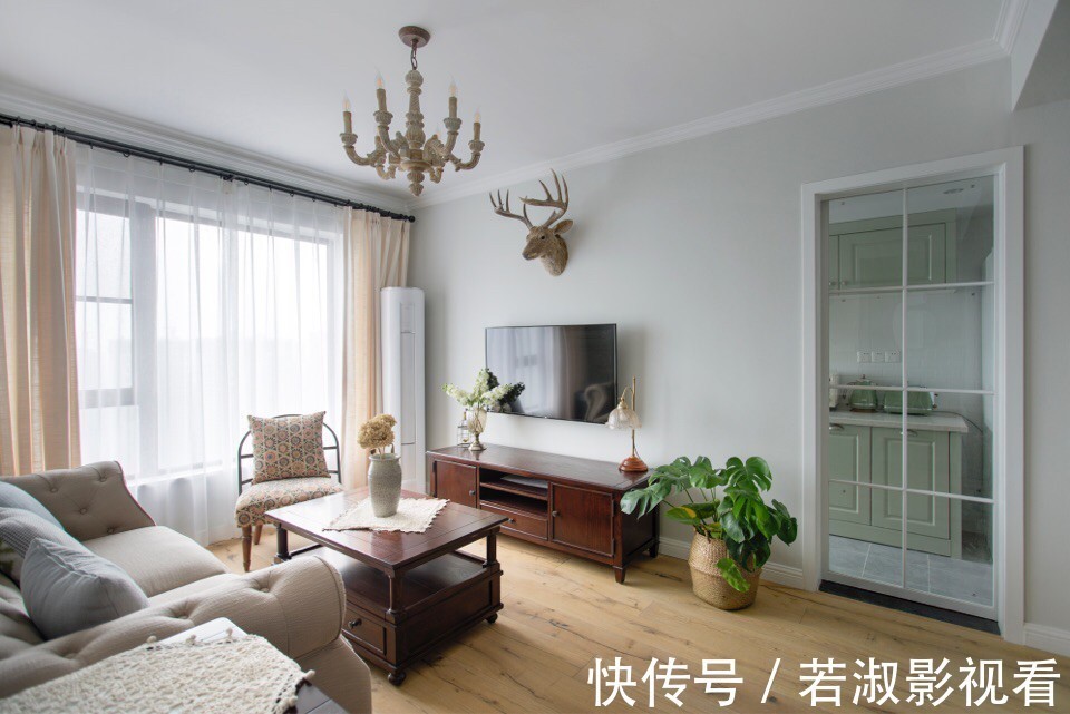 两个人|朋友第一次到新家做客,进屋就被客厅吸引,独特的配色让人称赞