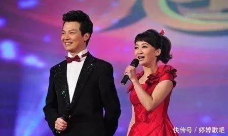 他是著名“央视一哥”，娶身价几十亿富婆妻子，今儿子成他的骄傲