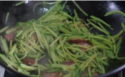  香肠|这菜是“小人参”，1块一斤，鲜嫩美味，我家三天两头吃