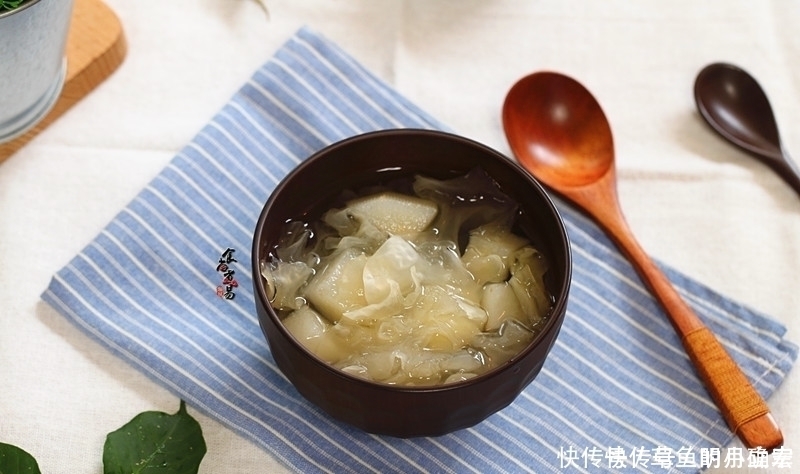 银耳|俗话说:女人要美,注意补水,三样食材一起炖,嫩肤抗衰老