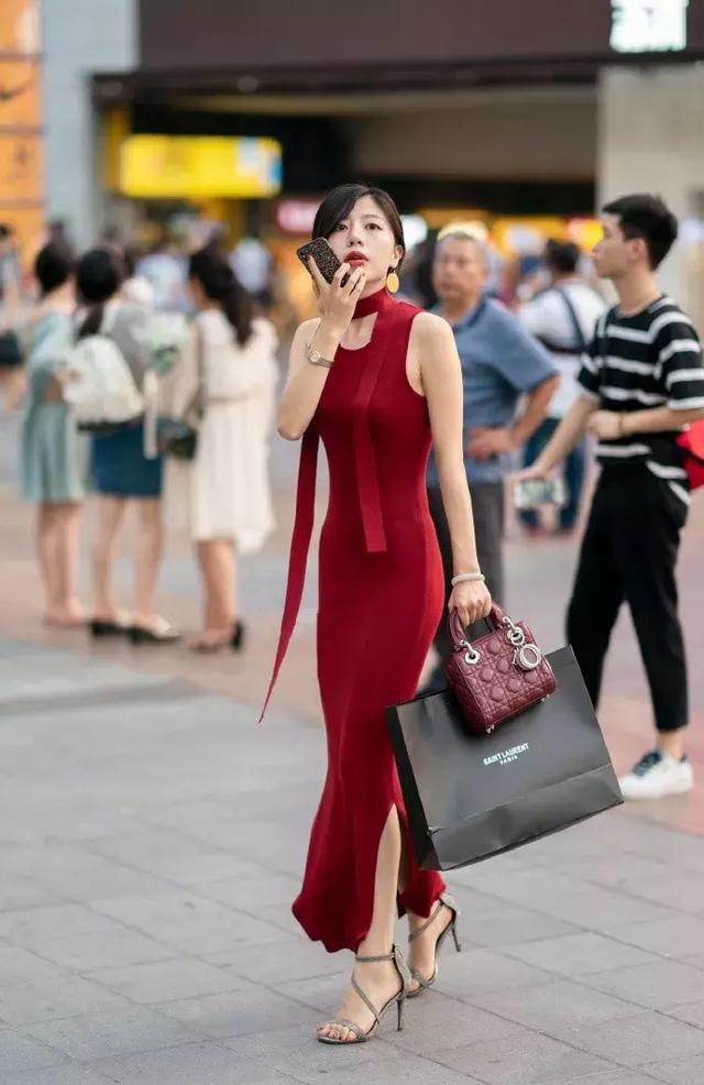 街拍:小姐姐大玩下衣失踪,一身运动风,尽显朝气