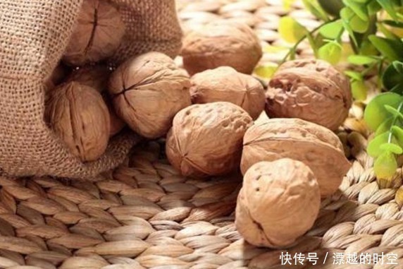 核桃早上吃还是晚上吃,很多人都弄错了,现在知道还不算晚