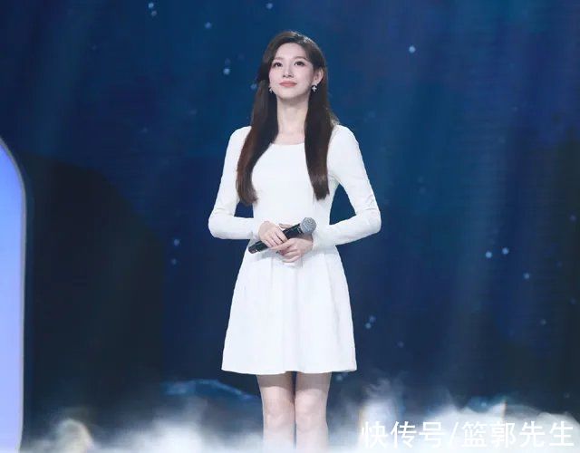 走红|12强赛来了，“央视第一美女”再次走红，曾主持多档足球类节目