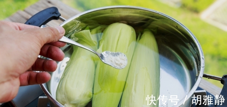 香甜|做水煮玉米，不要直接下锅！多加这一步，玉米鲜嫩多汁更香甜