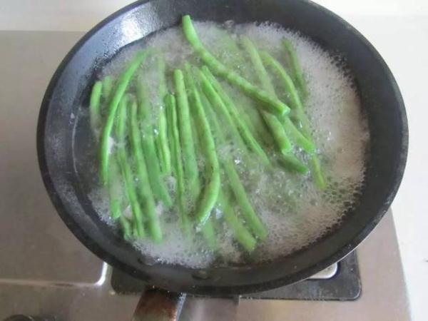 必须要焯水的5种蔬菜，很多人都省略了这步，难怪吃了会肚子疼