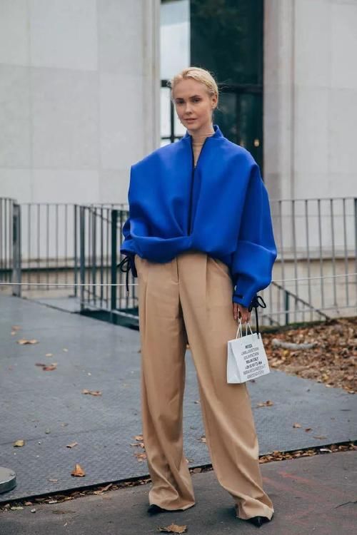 早春火了一种穿法叫:拖地裤+外套,时髦显腿长,小个子也合适