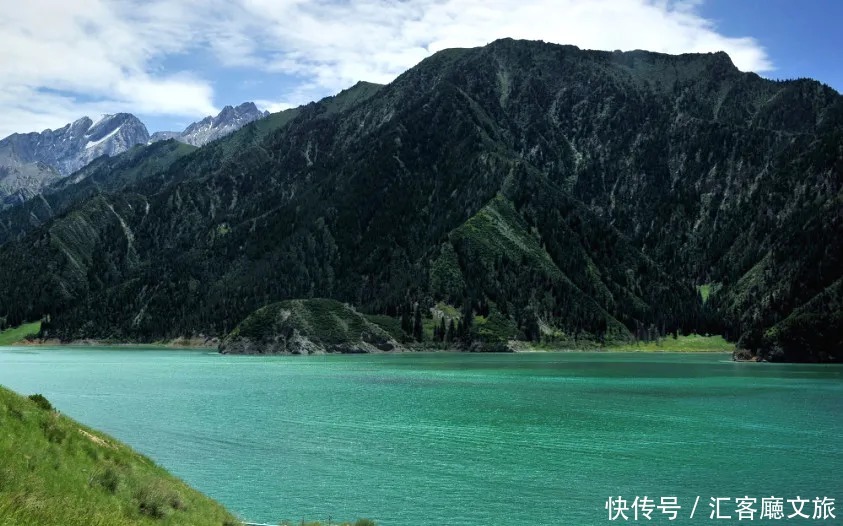 横跨崇山峻岭，穿越深山峡谷，独库公路“纵贯天山的景观大道”