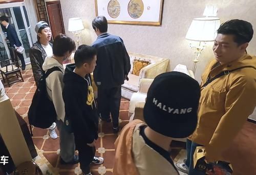 哈哈哈哈哈|邓超陈赫等人聊天时,鹿晗头上的帽子尤为抢镜,这不是那谁的?