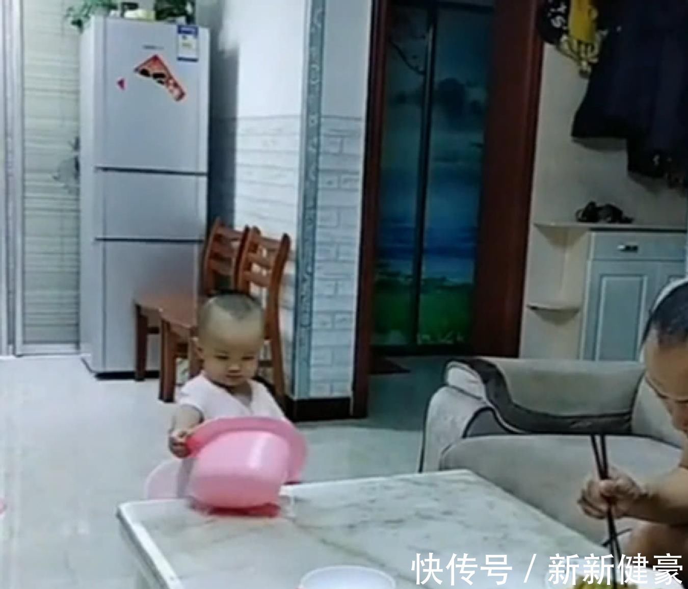 举动|爸爸给宝宝买了个坐便器,宝宝高兴起来就如此做,爸爸直接笑喷了