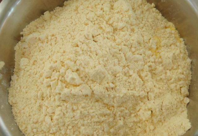 红豆和玉米面是绝配,一个做皮一个做馅,包好入锅一蒸,特香