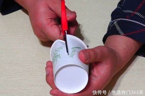 纸杯|用完的一次性纸杯剪2半,粘在墙上有大作用,家里人都要抢着用!