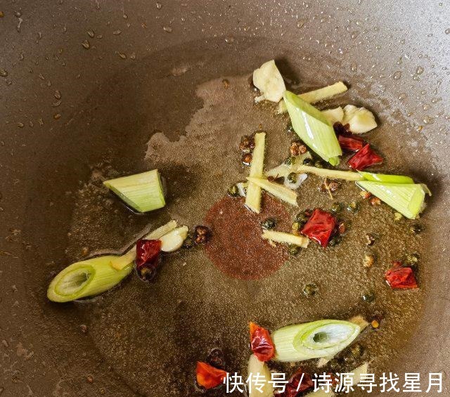 一溪月|芹菜肉丝炒面,油润鲜香,好吃极了!