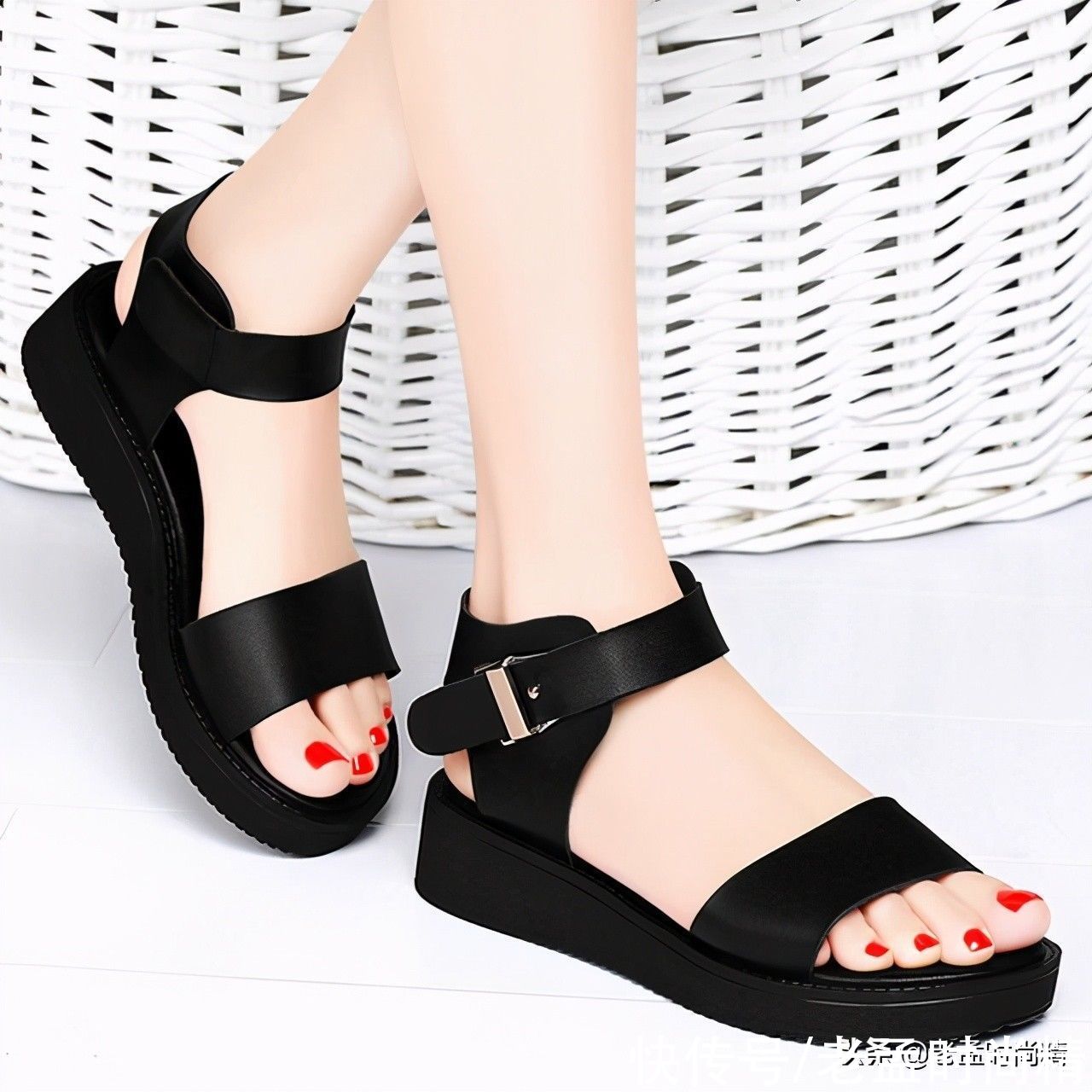 白脚|姑娘，你有一双那么美的白脚，当然要配上这样的凉鞋