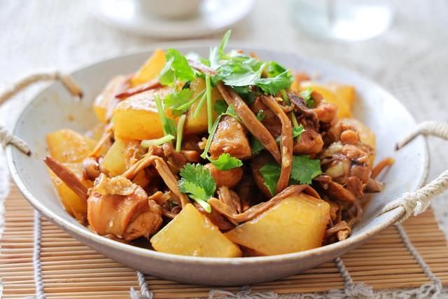 冬吃萝卜夏吃姜,加上3个鸡腿炖一锅,就是一道百吃不腻的好菜