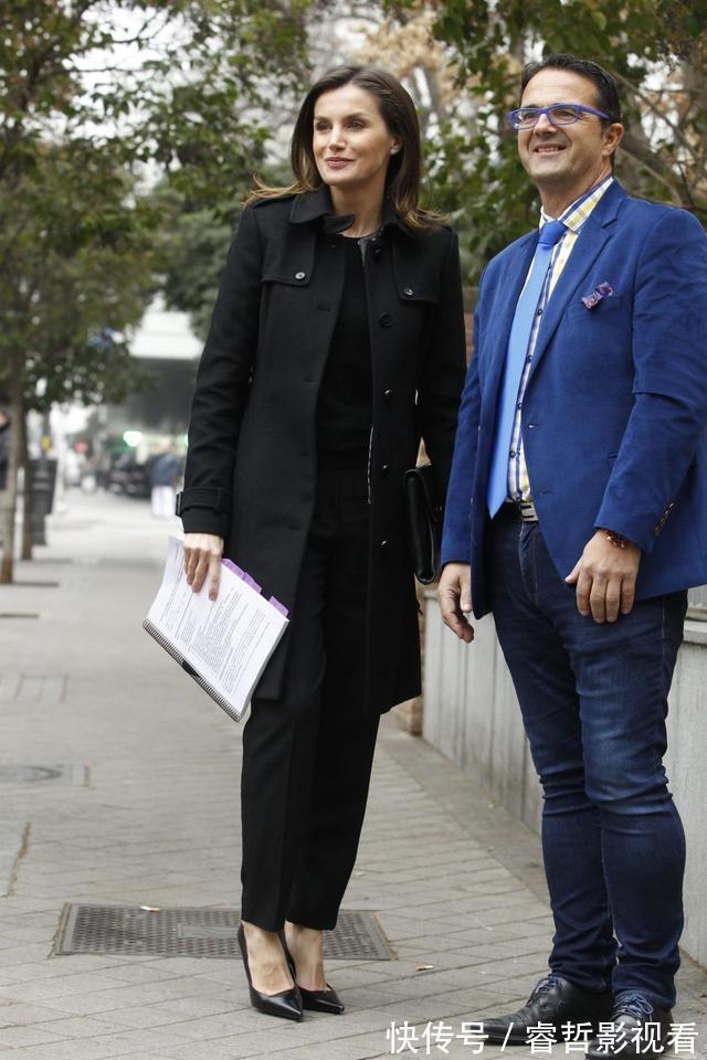 深色 降温怎么穿搭?西班牙王后抗冻有一套,时尚并不意味着一定露腿